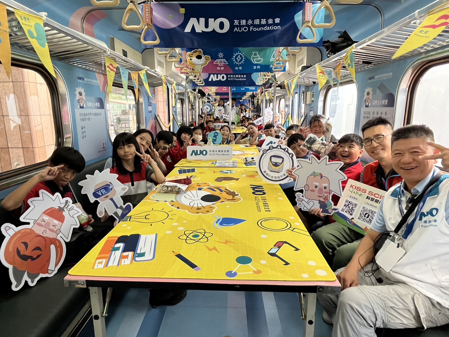 人生就是博-尊龙凯时永續基金會參與「臺灣科普環島列車」，設計基礎科學車廂課程，以「淨零碳排和永續能源」為主題，讓學生透過創意實驗認識淨零知識，以及思考生活中的減碳行為