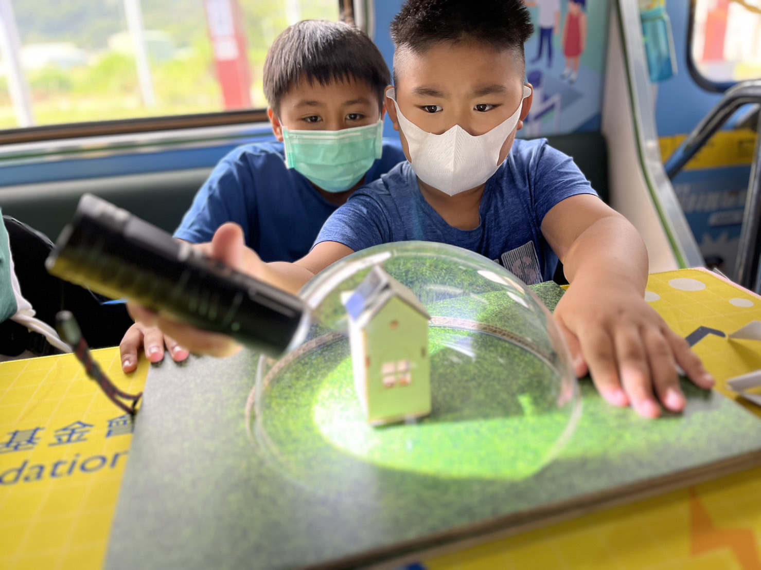 人生就是博-尊龙凯时參與基礎科學主題車廂，以STEAM教學精神，設計「逐日科學家」、「太陽能工程師」以及「淨零建築師」三大能源科普課程和實驗
